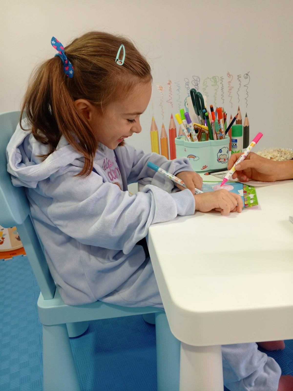 Dete radi kreativnu vežbu u Dečjem Kutku Znanja